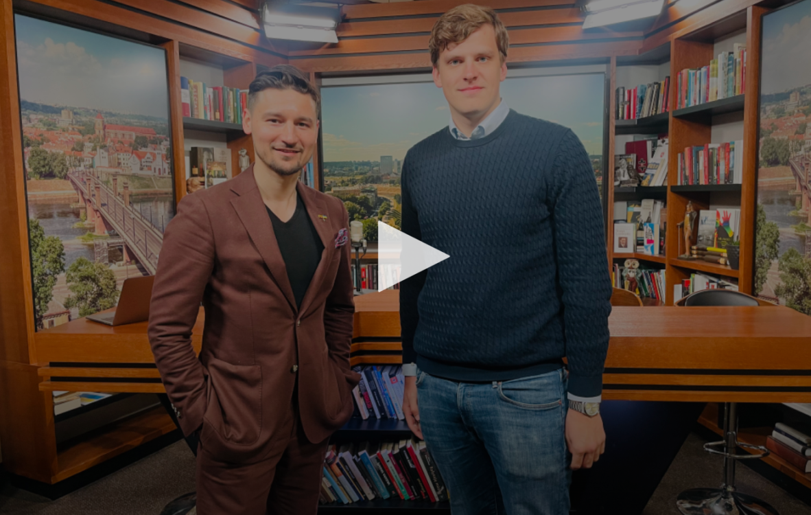 InRento at "Žinių radijas" studio talking about investing in different asset classes